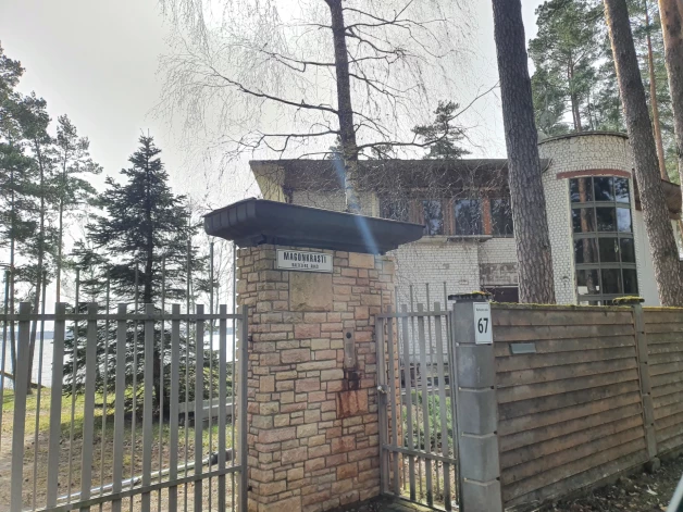 Šis īpašums Baltezerā Magonim tika 2003. gadā kā dāvinājums.  To, ka māja īpaši kopta netiek, var redzēt ar neapbruņotu aci.