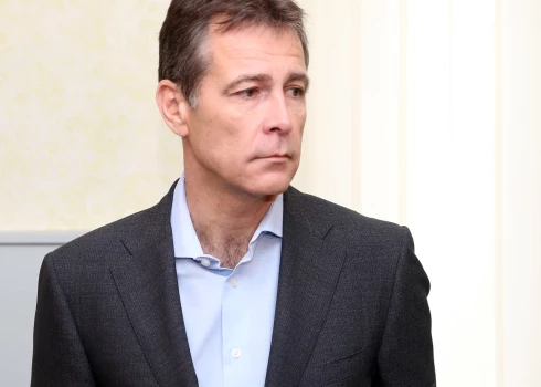 Uģis Magonis pirms tiesas sēdes Limbažu rajona tiesā. Ko tad tagad oficiāli dara Magonis? Pēc "Lursoft" pieejamiem datiem, viņš kopš 2019. gada ir viens no valdes locekļiem "Artūra Irbes un Sanda Ozoliņa olimpiskajā fondā", kas ir nodibinājums, kura darbības mērķis – bērnu un jaunatnes hokeja attīstība Latvijā.