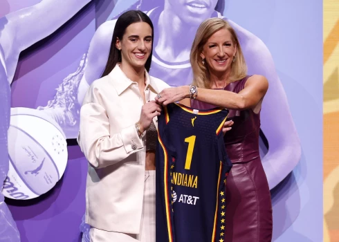 Keitlina Klārka, saņemot "Fever" kreklu no WNBA komisāres Keitijas Engelbertas.