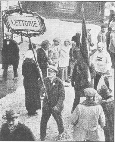 Alberts Rumba un Roberts Plūme (nes Latvijas karogu) 1924. gada ziemas olimpiskajās spēlēs Šamonī.