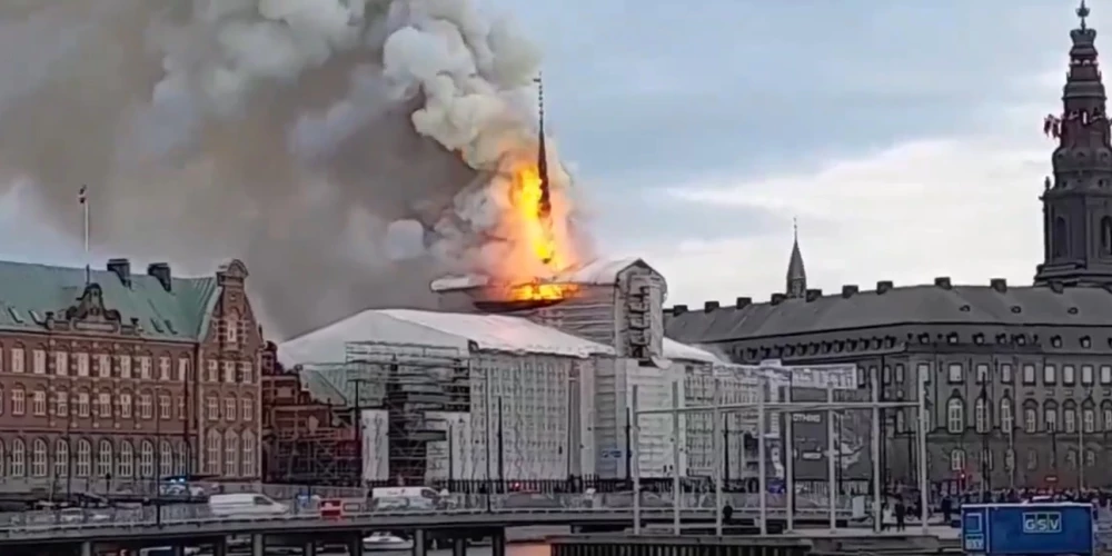 "Горят 400 лет нашего культурного наследия": в Копенгагене в результате пожара рухнуло историческое здание