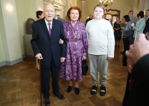 Пара вместе с внуком Иваром на презентации книги Иманта Фрейбергса.