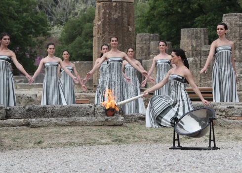 ФОТО: в Греции зажгли огонь парижских Олимпийских игр