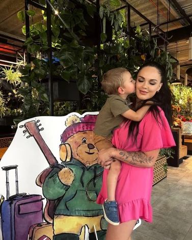 "Audzināt bērnu vienai nav viegli, bet es darīšu visu, lai mans dēls būtu laimīgs arī bez sava īstā tēva klātbūtnes," saka Adriana Miglāne, kura par māmiņu kļuva 19 gadu vecumā.