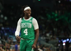 Aizsardzības speciālists Džrū Holidejs pagarina līgumu ar Bostonas "Celtics"