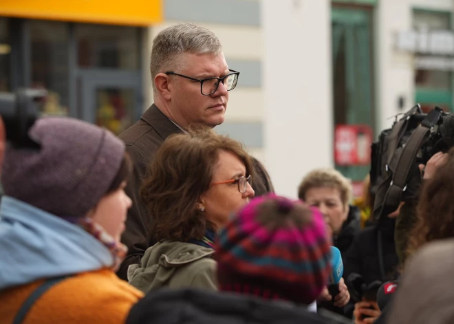 Šodien Rīgas centrā sapulcējušies iedzīvotāji, lai iestātos "par zaļas Lucavsalas saglabāšanu pilsētas sirdī", tādējādi protestējot iecerei tur izbūvēt milzīgu futbola stadionu.