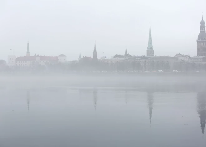 Brauciet uzmanīgi — Latvijas centrālo daļu ietinusi migla