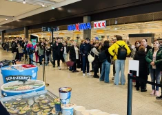 ФОТО: в Akropole Rīga раздали 1500 порций бесплатного мороженого Ben & Jerry's