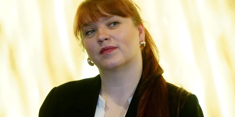 Kultūras ministre Agnese Logina saglabā amatu — Saeima noraida opozīcijas iesniegto viņas demisijas pieprasījumu