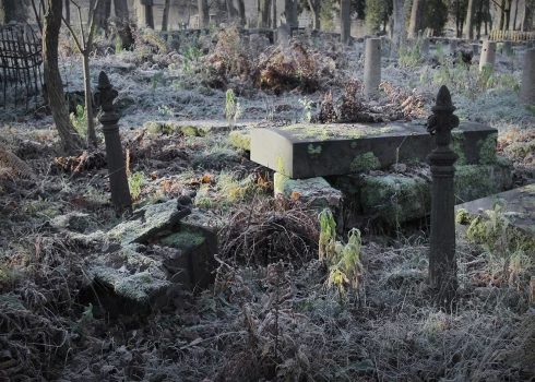 FOTO: padomju laikos nopostītajos "Vācu kapos" uzietas kultūrvēsturiskas vērtības