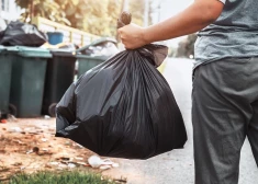Iedzīvotāji sašutuši - Liepājā un Dienvidkurzemē prasa papildu maksu par atkritumu konteineru pievešanu pie mašīnas