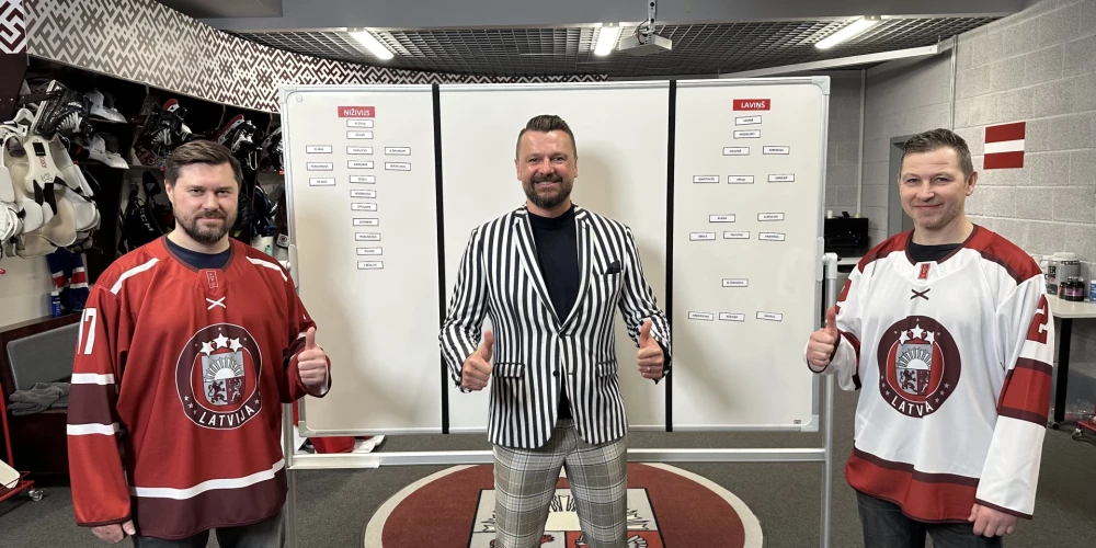 Komandu kapteiņi Aleksandrs Ņiživijs un Rodrigo Laviņš pēc drafta, bet starp viņiem pasākuma vadītājs Armands Simsons.