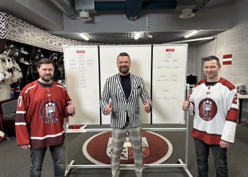 Komandu kapteiņi Aleksandrs Ņiživijs un Rodrigo Laviņš pēc drafta, bet starp viņiem pasākuma vadītājs Armands Simsons.