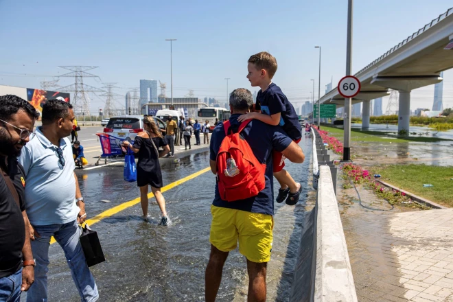 Pasažieri Dubaijas starptautiskajā lidostā drūzmējas saistībā ar lidojumu atcelšanu un kavēšanos Dubaijā, Apvienotajos Arābu Emirātos. 