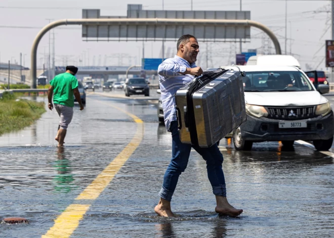 Pasažieri Dubaijas starptautiskajā lidostā drūzmējas saistībā ar lidojumu atcelšanu un kavēšanos Dubaijā, Apvienotajos Arābu Emirātos. 