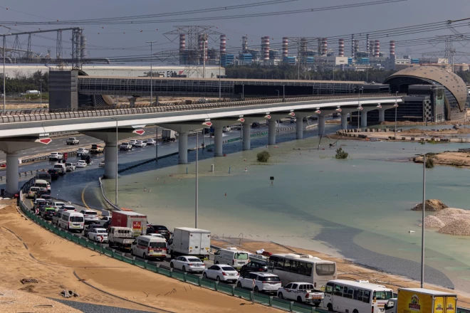 Pasažieri Dubaijas starptautiskajā lidostā drūzmējas saistībā ar lidojumu atcelšanu un kavēšanos Dubaijā, Apvienotajos Arābu Emirātos. 