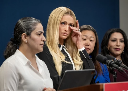 Parisa Hiltone konferencē Kalifornijā.