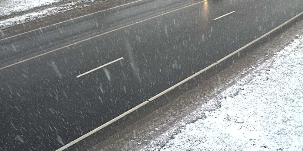 ФОТО: 19 апреля в Латвии выпал снег; на следующей неделе может образоваться снежный покров в 10 см