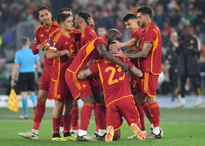 "AS Roma" futbolisti priecājas par vārtu guvumu.