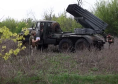 Stoltenbergs: vairāk aizsardzības līdzekļu un munīcijas ir ceļā uz Ukrainu