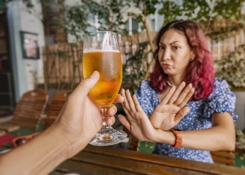Пить или не пить? Почему в Латвии некоторые полностью отказываются от алкоголя