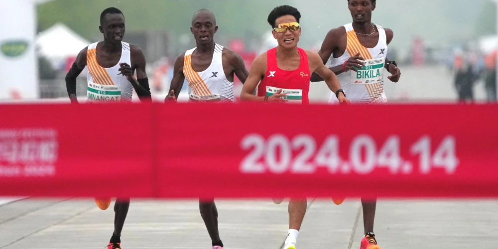 VIDEO: Pekinas pusmaratons beidzas ar pamatīgu skandālu un četru ātrāko sportistu diskvalifikāciju