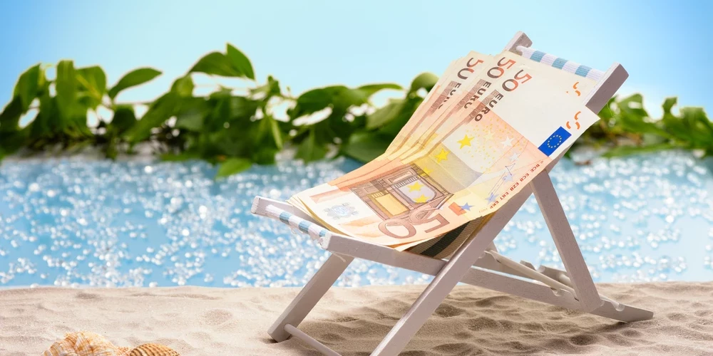 Какую сумму жители Латвии планируют потратить на путешествия этим летом?