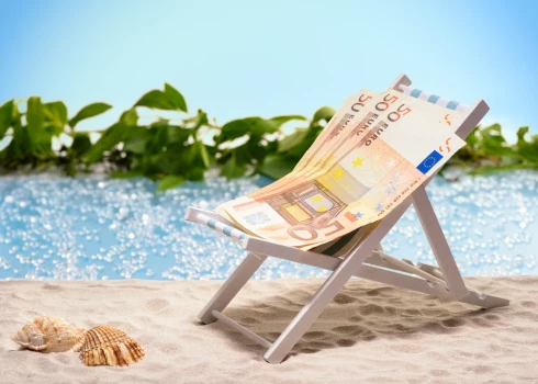 Какую сумму жители Латвии планируют потратить на путешествия этим летом?