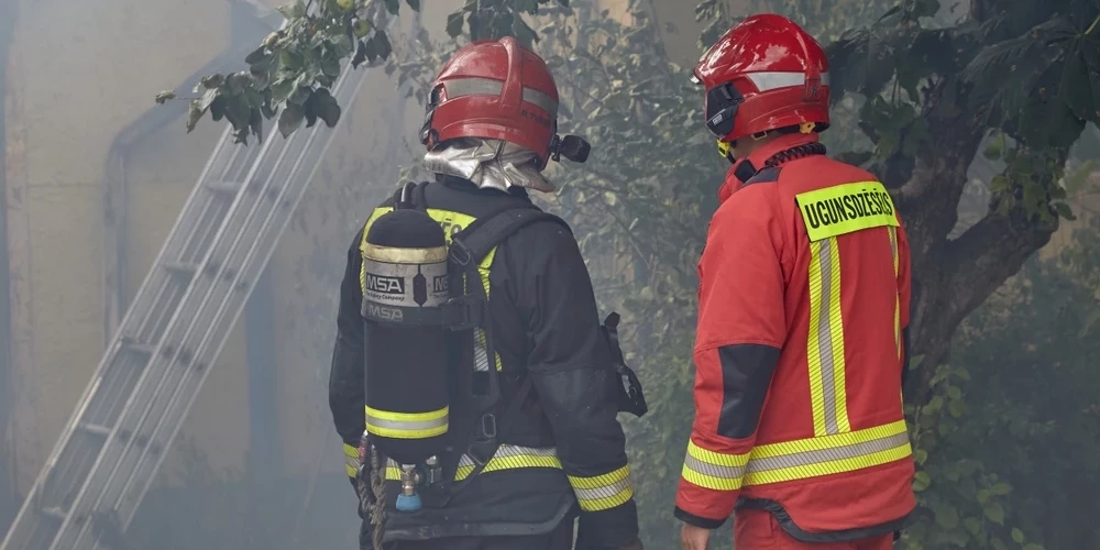 "Она была похожа на мертвеца": из горящей квартиры в Сигулде спасатели вынесли женщину