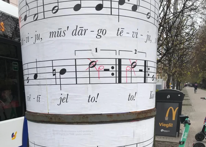 Kļūdaina nošu pieraksta dēļ Rīgas domei būs jāpārlīmē 4. maija plakātus