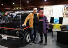  Мирдза Мартинсоне и Мартиньш Вилсонс с автомобилем из фильма "Мираж"