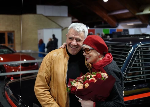FOTO, VIDEO: Mirdza Martinsone un Mārtiņš Vilsons atkal satiek savu "inkasatora auto", kuru mēģināja "aplaupīt" pirms 40 gadiem