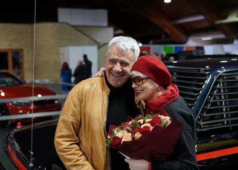 Mirdza Martinsone un Mārtiņš Vilsons ar kinofilmas "Mirāža" auto (foto: Mārtiņš Ziders)