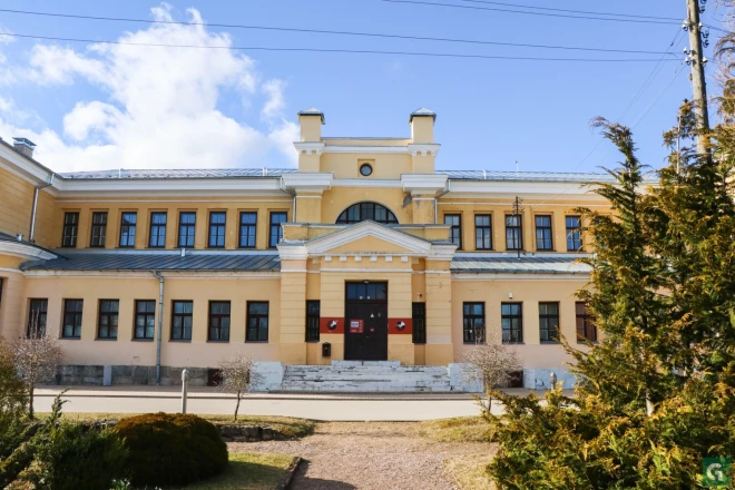 Savulaik bija paredzēts, ka 1926. gadā uzbūvētās no Gulbenes dzelzceļa stacijas pasažieri tālāk varētu doties uz pilsētu ar tramvaju.