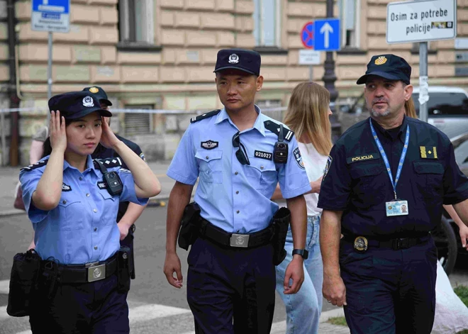 Horvātijas likumsargs kopā ar Ķīnas policistiem Zagrebā, kur pērn saskaņā ar līgumu sāka patrulēt ķīnieši.