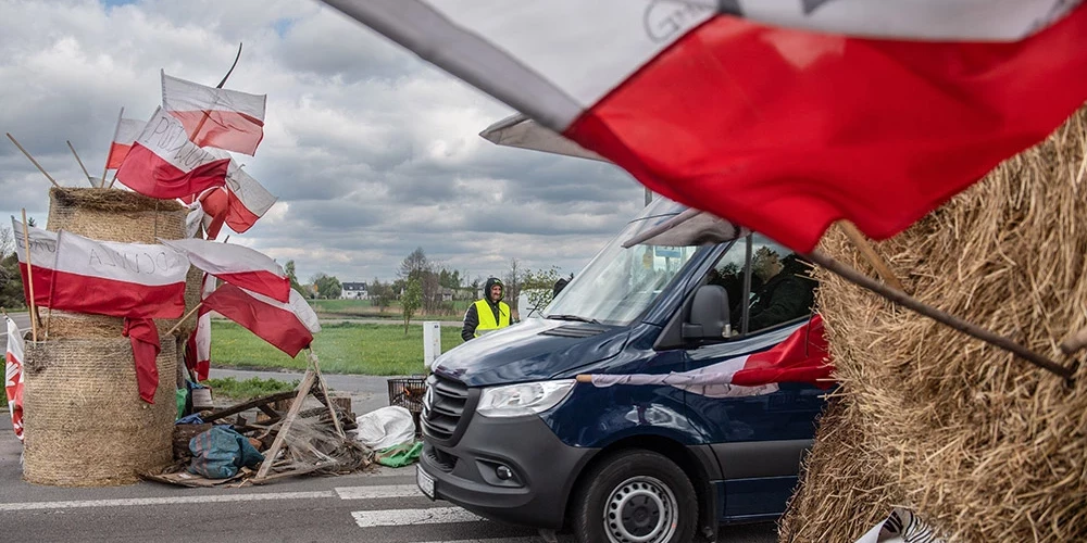 Polijas lauksaimnieki pārtrauc blokādi divos robežkontroles punktos ar Ukrainu