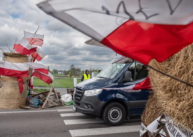 Polijas lauksaimnieki pārtrauc blokādi divos robežkontroles punktos ar Ukrainu