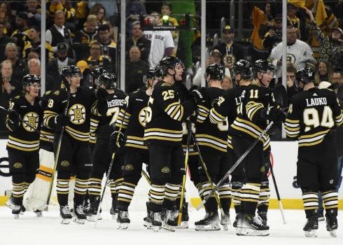 Stenlija kausa izcīņa sākas ar "Bruins" un "Hurricanes" pārliecinošām uzvarām