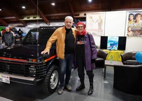 Мирдза Мартинсоне и Мартиньш Вилсонс снова встретились с машиной из знаменитого фильма.