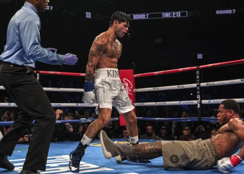 Raiens Garsija aizsūta Devinu Heniju nokautā.