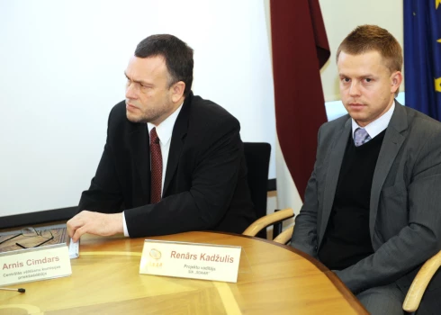 Centrālās vēlēšanu komisijas priekšsēdētājs Arnis Cimdars (no kreisās) un uzņēmuma "SOAAR" projektu vadītājs Renārs Kadžulis piedalās CVK rīkotajā elektroniskās balsu skaitīšanas sistēmas prezentācijā 26.10.2010.