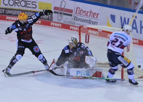 Gudļevskis atvaira 47 metienus Vācijas hokeja līgas finālsērijā; Tralmaks atkal gūst vārtus vietas saglabāšanas sērijā