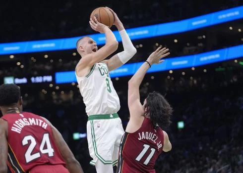 Porziņģim 18 punkti: "Celtics" sērijā panāk vadību pret "Heat"