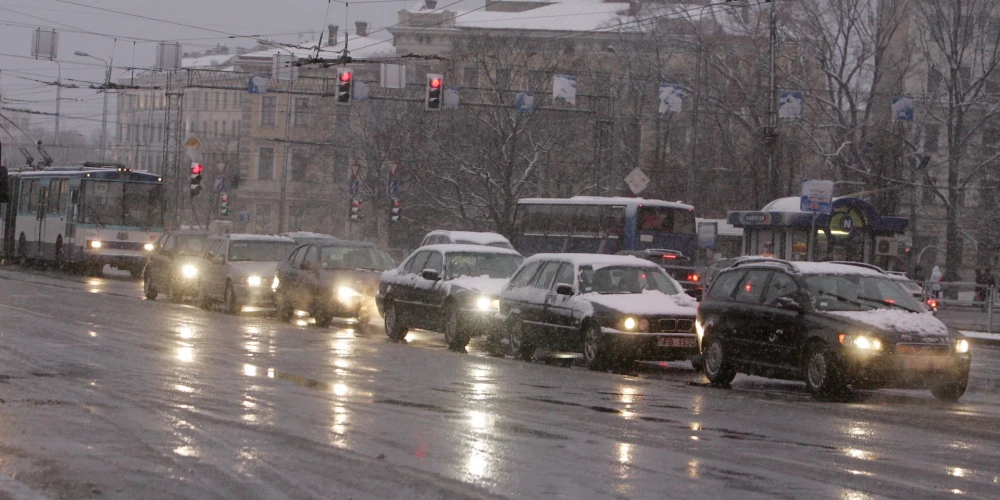 Зима вернулась! В понедельник в Латвии сильные дожди и снегопады
