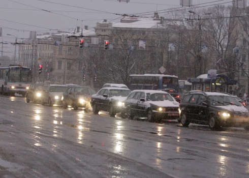 Зима вернулась! В понедельник в Латвии сильные дожди и снегопады