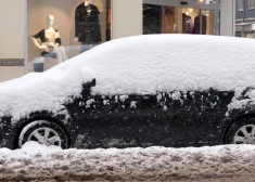 Оставьте машину дома! Из-за непогоды сегодня в Риге введены "снежные билеты"