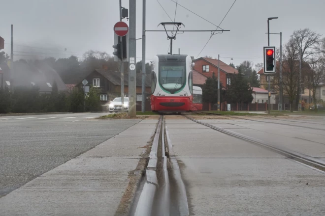 Kāds lietuviešu fūres vadītājs Liepājā pamanījās apturēt tramvaja satiksmi – viņš ar savu kravu bija no vietas „izsitis” sliedes.