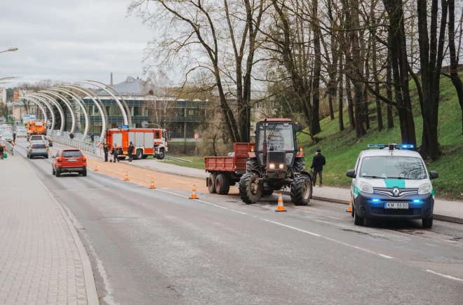 Pirms nedēļas no traktora Valmierā pirms tilta pār Gauju izlija hidrauliska eļļa, kas pilsētā bremzēja satiksmi.