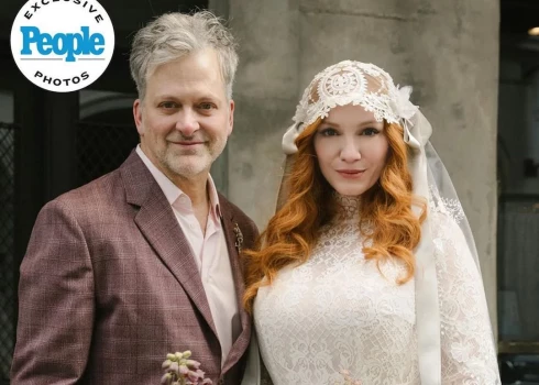Seriāla "Mad Men" zvaigzne Kristīna Hendriksa iziet pie vīra latviešu dizaineres radītā kāzu kleitā