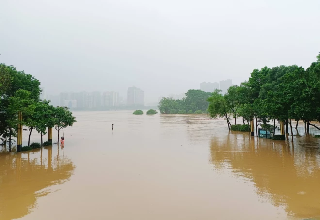 В провинции Гуандун проживают более 127 млн человек, а также располагаются различные производства, которые могут пострадать от наводнений и отсутствия энергоснабжения.